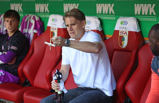Football, Men, Season 2025 2026, FC Augsburg FC Bayern Munich, Bundesliga, WWK Arena Christoph Freund, Sports Director FC Bayern Munich with the host gift from the Augsburger Puppenkiste, Kater Mikesch DFL DFB regulations prohibit any use of photographs as image sequences and or quasi video
