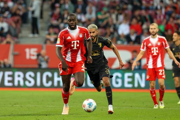 in duel, action, with Dayot Upamecano 2 FC Bayern Muenchen , Elias Saad 26 FC Augsburg , FC Augsburg vs FC Bayern Muenchen, Soccer, 1 Bundesliga, 2 Matchday, 30 08 2025 DFB regulations prohibit any use of photographs as image sequences and or quasi video Augsburg Bayern Germany Copyright: xkolbert-press ChristianxKolbertx