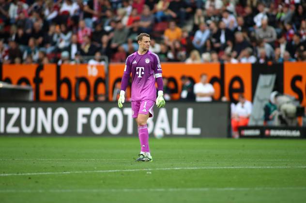 Football, Men, Season 2025 2026, FC Augsburg FC Bayern Munich, Bundesliga, WWK Arena Manuel Neuer FC Bayern Munich turns around, standing DFL DFB regulations prohibit any use of photographs as image sequences and or quasi video
