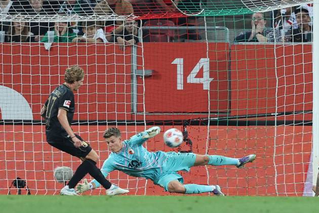 Goalkeeper action by Finn Dahmen 1 FC Augsburg , FC Augsburg vs FC Bayern Muenchen, Soccer, 1 Bundesliga, 2 Matchday, 30 08 2025 DFB regulations prohibit any use of photographs as image sequences and or quasi video Augsburg Bayern Germany Copyright: xkolbert-press ChristianxKolbertx