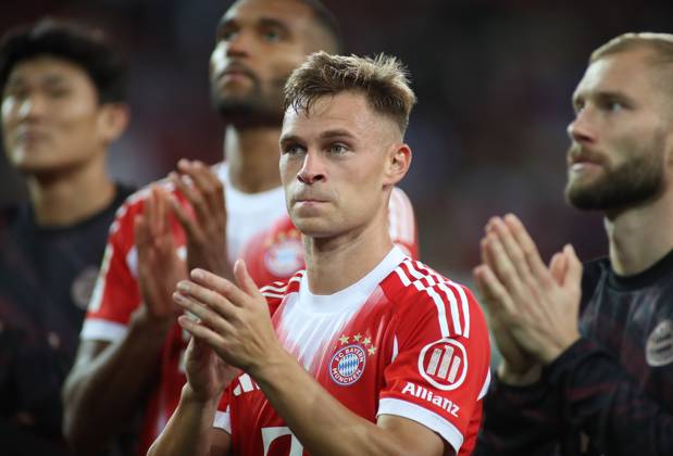 Football, Men, Season 2025 2026, FC Augsburg FC Bayern Munich, Bundesliga, WWK Arena Joshua Kimmich FC Bayern Munich Applause, clapping after the match in front of the fan curve DFL DFB regulations prohibit any use of photographs as image sequences and or quasi video