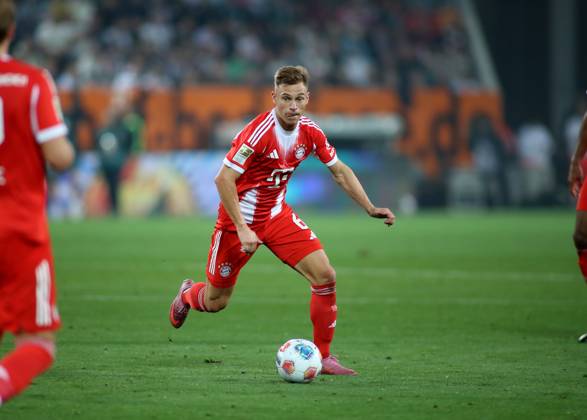 Football, Men, Season 2025 2026, FC Augsburg FC Bayern Munich, Bundesliga, WWK Arena Joshua Kimmich FC Bayern Munich with ball in attack DFL DFB regulations prohibit any use of photographs as image sequences and or quasi video