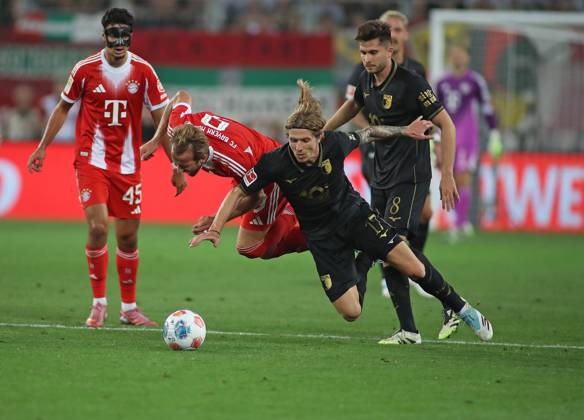 Football, Men, Season 2025 2026, FC Augsburg FC Bayern München, Bundesliga, WWK Arena Harry Kane FC Bayern München li is fouled by Kristijan Jakic FC Augsburg re, foul play, falling, fall DFL DFB regulations prohibit any use of photographs as image sequences and or quasi video