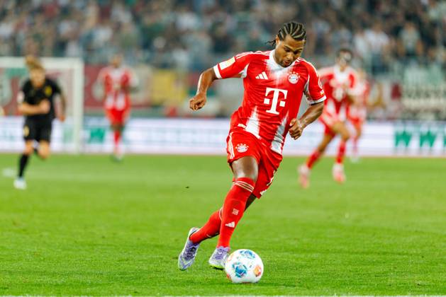 Serge Gnabry 7, FC Bayern München beim Spiel zwischen FC Augsburg v FC Bayern München, Fußball, Herren, Bundesliga, 2025 2026, 2 Spieltag am 30 08 2025 in Augsburg, WWK Arena DFL and DFB regulations prohibit any use of photographs as image sequences and or quasi video Bayern Deutschland