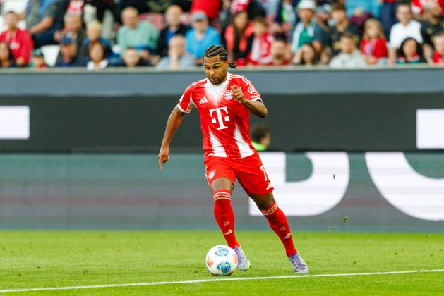 Serge Gnabry 7, FC Bayern München beim Spiel zwischen FC Augsburg v FC Bayern München, Fußball, Herren, Bundesliga, 2025 2026, 2 Spieltag am 30 08 2025 in Augsburg, WWK Arena DFL and DFB regulations prohibit any use of photographs as image sequences and or quasi video Bayern Deutschland