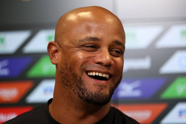 Football, Men, Season 2025 2026, FC Augsburg FC Bayern Munich, Bundesliga, WWK Arena Vincent Kompany, Coach FC Bayern Munich at the press conference after the match Head, Portrait, laughing, laughing DFL DFB regulations prohibit any use of photographs as image sequences and or quasi video