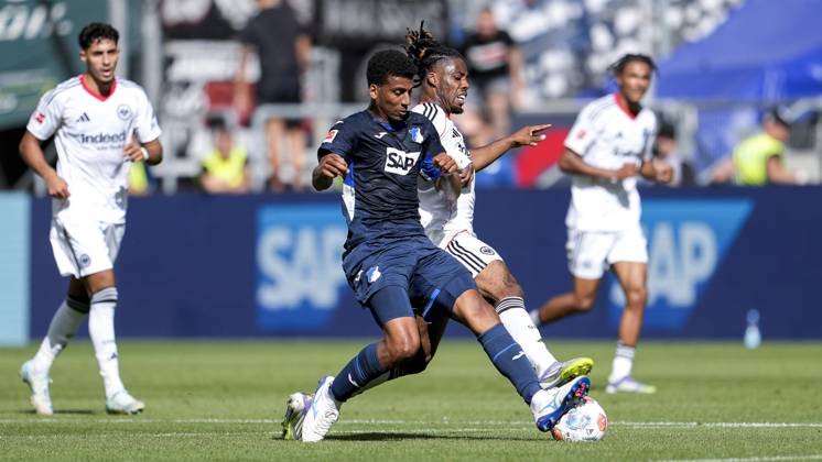 v li Bernardo Fernandes da Silva Junior Hoffenheim, 13 , Elye Wahi SGE, 17 , duel, duel scene, duel, tackle, tackling, dynamics, action, 30 08 2025, Sinsheim Germany , Football, Bundesliga, TSG 1899 Hoffenheim Eintracht Frankfurt, DFB DFL REGULATIONS PROHIBIT ANY USE OF PHOTOGRAPHS AS IMAGE SEQUENCES AND OR QUASI VIDEO xozx