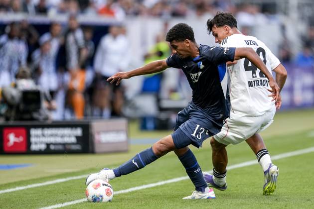 v li Bernardo Fernandes da Silva Junior Hoffenheim, 13 , Can Uzun SGE, 42 , duel, duel scene, duel, tackle, tackling, dynamics, action, 30 08 2025, Sinsheim Germany , Football, Bundesliga, TSG 1899 Hoffenheim Eintracht Frankfurt, DFB DFL REGULATIONS PROHIBIT ANY USE OF PHOTOGRAPHS AS IMAGE SEQUENCES AND OR QUASI VIDEO xozx