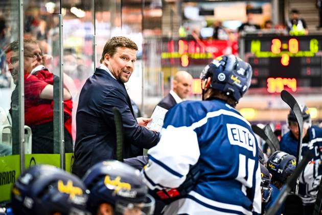 Jannu Kujala Co Coach, Assistant Coach, Performance Coach, Iserlohn Roosters Nils Elten Iserlohn Roosters, 4 , GER, Iserlohn Roosters vs Düsseldorfer EG, Ice Hockey, Gottfried Schultz NRW Cup, 1 Matchday, Season 2025 2026, 30 08 2025, GER, Iserlohn Roosters vs Düsseldorfer EG, Ice Hockey, Gottfried Schultz NRW Cup, 1 Matchday, Season 2025 2026, 30 08 2025 Iserlohn Copyright: xJonasxBrockmann Eibner-Pressefotx EP_JBN