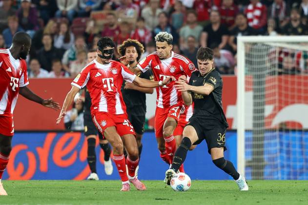 in duel, action, with Alexandar Pavlovic 45 FC Bayern Muenchen , Luis Diaz 14 FC Bayern Muenchen , Mert Koemuer 36 FC Augsburg , FC Augsburg vs FC Bayern Muenchen, Football, 1 Bundesliga, 2 Matchday, 30 08 2025 DFB regulations prohibit any use of photographs as image sequences and or quasi video Augsburg Bayern Germany Copyright: xkolbert-press ChristianxKolbertx