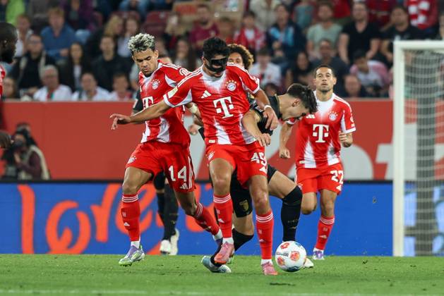 in duel, action, with Alexandar Pavlovic 45 FC Bayern Muenchen , Luis Diaz 14 FC Bayern Muenchen , Mert Koemuer 36 FC Augsburg , FC Augsburg vs FC Bayern Muenchen, Football, 1 Bundesliga, 2 Matchday, 30 08 2025 DFB regulations prohibit any use of photographs as image sequences and or quasi video Augsburg Bayern Germany Copyright: xkolbert-press ChristianxKolbertx