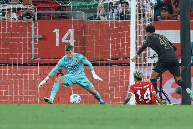 Goalkeeper action by Finn Dahmen 1 FC Augsburg , Luis Diaz 14 FC Bayern Muenchen , FC Augsburg vs FC Bayern Muenchen, Soccer, 1 Bundesliga, 2 Matchday, 30 08 2025 DFB regulations prohibit any use of photographs as image sequences and or quasi video Augsburg Bayern Germany Copyright: xkolbert-press ChristianxKolbertx