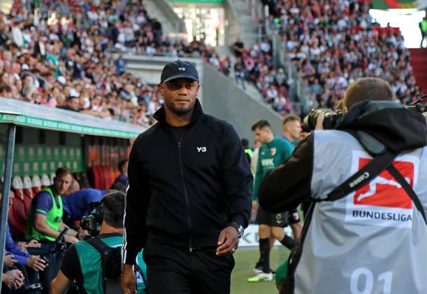 Football, Men, Season 2025 2026, FC Augsburg FC Bayern Munich, Bundesliga, WWK Arena Vincent Kompany, Coach FC Bayern Munich head, upper body while walking DFL DFB regulations prohibit any use of photographs as image sequences and or quasi video