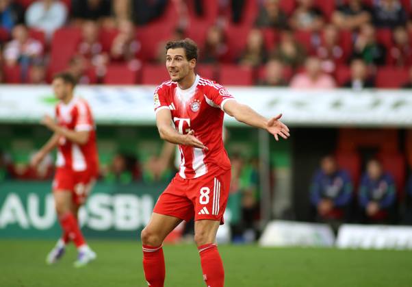 Football, Men, Season 2025 2026, FC Augsburg FC Bayern Munich, Bundesliga, WWK Arena Leon Goretzka FC Bayern Munich stretches both arms to the left, show, hint, interpret DFL DFB regulations prohibit any use of photographs as image sequences and or quasi video