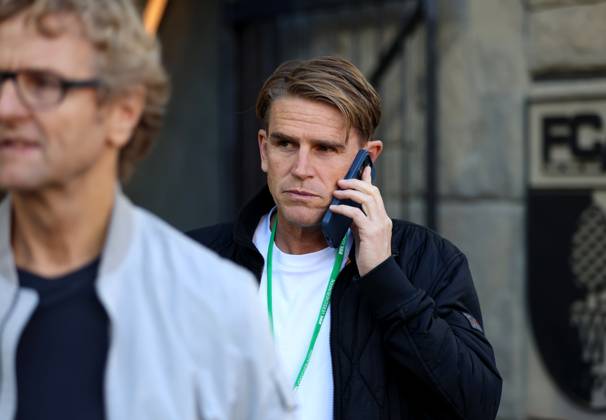 Football, Men, Season 2025 2026, FC Augsburg FC Bayern Munich, Bundesliga, WWK Arena Christoph Freund, Sports Director FC Bayern Munich on the phone, cell phone, smartphone on the ear, phone call DFL DFB regulations prohibit any use of photographs as image sequences and or quasi video