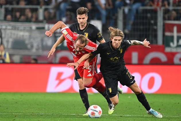 Harry KANE Bayern Muenchen , action,duel against Kristijan JAKIC FC Augsburg , hi Elvis Rexhbecaj FC Augsburg Football 1 Bundesliga Season 2025 2026, 2 Matchday, Matchday02 FC Augsburg FC Bayern Muenchen 2 3 on 30 08 2025 , WWK A R E N A