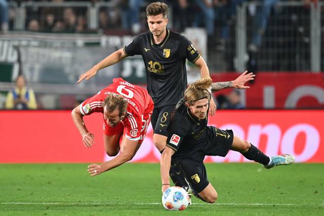 Harry KANE Bayern Muenchen , action,duel against Kristijan JAKIC FC Augsburg , hi Elvis Rexhbecaj FC Augsburg Football 1 Bundesliga Season 2025 2026, 2 Matchday, Matchday02 FC Augsburg FC Bayern Muenchen 2 3 on 30 08 2025 , WWK A R E N A
