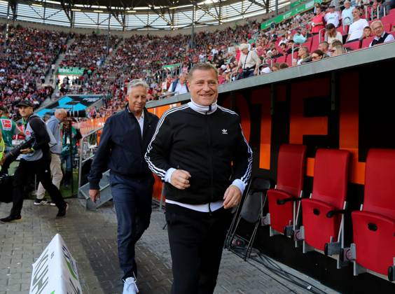 Football, Men, Season 2025 2026, FC Augsburg FC Bayern Munich, Bundesliga, WWK Arena Max Eberl, Chief Sports Officer FC Bayern Munich walking, smiling, grinning DFL DFB regulations prohibit any use of photographs as image sequences and or quasi video