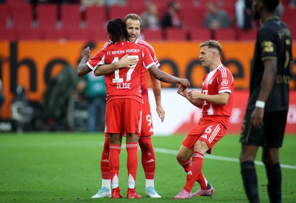 Football, Men, Season 2025 2026, FC Augsburg FC Bayern Munich, Bundesliga, WWK Arena 0 3 by Michael Olise FC Bayern Munich in front Goal, here cheering, hugging with Harry Kane FC Bayern Munich behind on the right Joshua Kimmich FC Bayern Munich DFL DFB regulations prohibit any use of photographs as image sequences and or quasi video