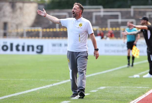 Saturday 30 08 2025, Season 2025 26, Regionalliga West, Matchday 6 at Stadion Rote Erde Dortmund, BVB Borussia Dortmund II Borussia Mönchengladbach U23, Daniel Rios coach, BVB II gives instructions to his team