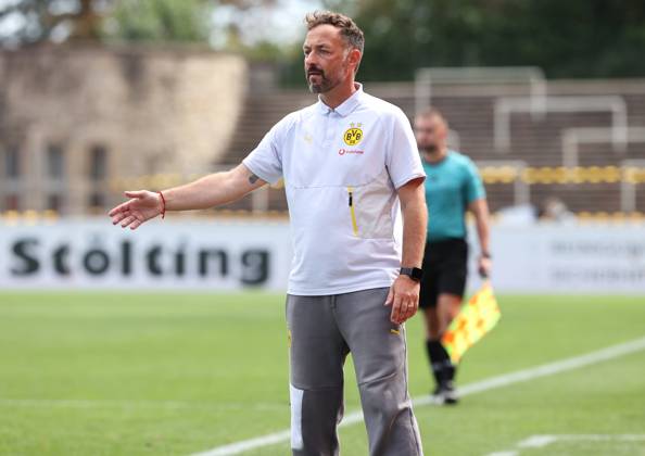 Saturday 30 08 2025, Season 2025 26, Regionalliga West, Matchday 6 at Stadion Rote Erde Dortmund, BVB Borussia Dortmund II Borussia Mönchengladbach U23, Daniel Rios coach, BVB II gives instructions to his team