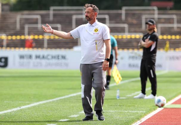 Saturday 30 08 2025, Season 2025 26, Regionalliga West, Matchday 6 at Stadion Rote Erde Dortmund, BVB Borussia Dortmund II Borussia Mönchengladbach U23, Daniel Rios coach, BVB II gives instructions to his team