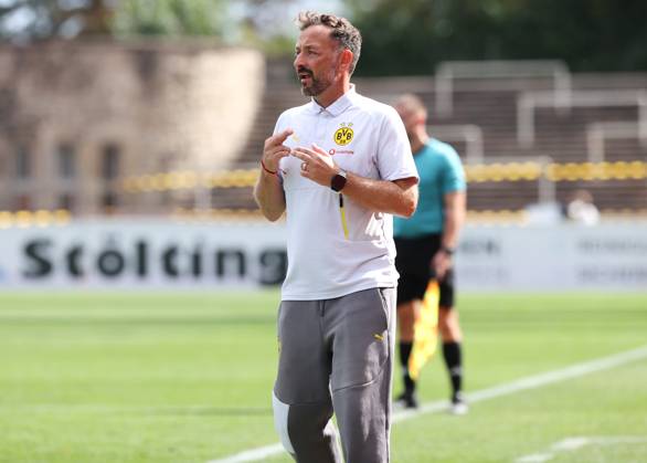 Saturday 30 08 2025, Season 2025 26, Regionalliga West, Matchday 6 at Stadion Rote Erde Dortmund, BVB Borussia Dortmund II Borussia Mönchengladbach U23, Daniel Rios coach, BVB II gives instructions to his team