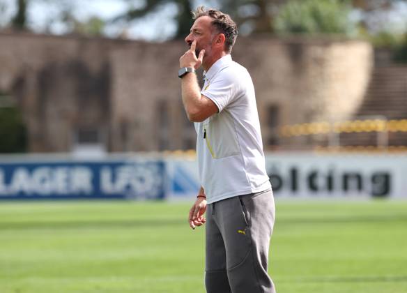 Saturday 30 08 2025, Season 2025 26, Regionalliga West, Matchday 6 at Stadion Rote Erde Dortmund, BVB Borussia Dortmund II Borussia Mönchengladbach U23, Daniel Rios coach, BVB II gives instructions to his team