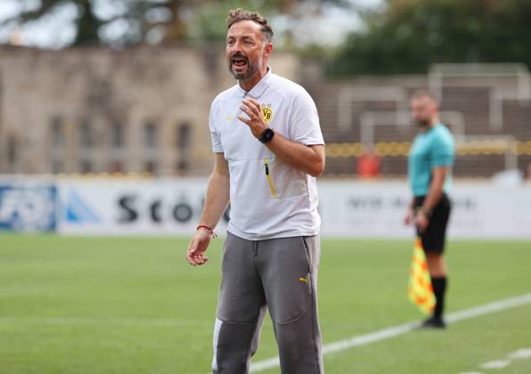 Saturday 30 08 2025, Season 2025 26, Regionalliga West, Matchday 6 at Stadion Rote Erde Dortmund, BVB Borussia Dortmund II Borussia Mönchengladbach U23, Daniel Rios coach, BVB II gives instructions to his team