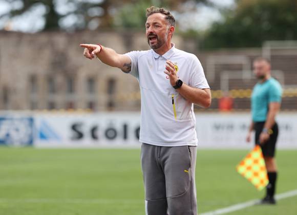 Saturday 30 08 2025, Season 2025 26, Regionalliga West, Matchday 6 at Stadion Rote Erde Dortmund, BVB Borussia Dortmund II Borussia Mönchengladbach U23, Daniel Rios coach, BVB II gives instructions to his team
