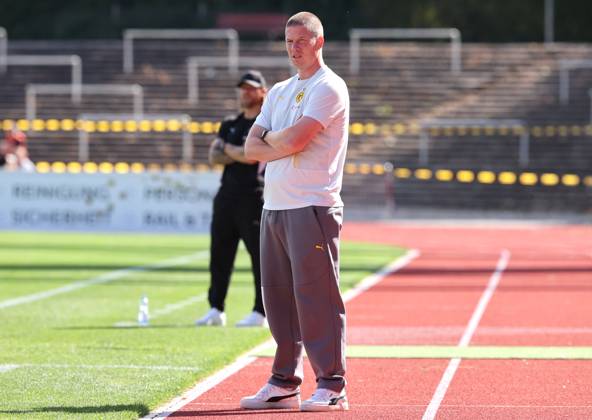 Saturday 30 08 2025, Season 2025 26, Regionalliga West, Matchday 6 at Stadion Rote Erde Dortmund, BVB Borussia Dortmund II Borussia Mönchengladbach U23, Mike Tullberg Coach, BVB II with folded arms