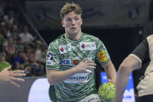 in the picture from l Nils Lichtlein Fuechse Berlin ,duel, action, fight, fights for the ball, GER, Berlin, handball, Fuechse Berlin vs Bergischer HC, DAIKIN Handball Bundesliga, in the Max Schmeling Halle, 31 08 2025, Copyright: HMBxMedia UwexKoch