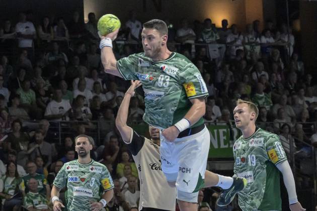 in the picture from l Mijajlo Marsenic Fuechse Berlin , action, fight, fights for the ball, GER, Berlin, handball, Fuechse Berlin vs Bergischer HC, DAIKIN Handball Bundesliga, in the Max Schmeling Halle, 31 08 2025, Copyright: HMBxMedia UwexKoch