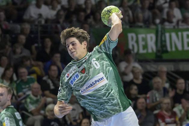 in the picture from l Leo Prantner Fuechse Berlin , action, fight, fights for the ball, GER, Berlin, handball, Fuechse Berlin vs Bergischer HC, DAIKIN Handball Bundesliga, in the Max Schmeling Halle, 31 08 2025, Copyright: HMBxMedia UwexKoch
