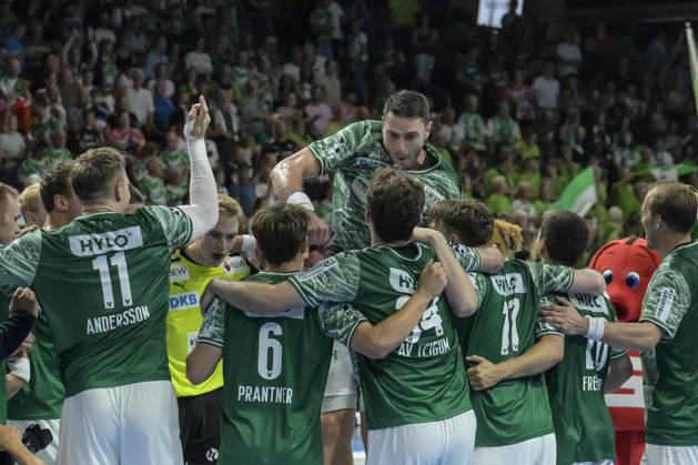in the picture from l Mijajlo Marsenic Fuechse Berlin ,the Fuechse team celebrates the victory, GER, Berlin, Handball, Fuechse Berlin vs Bergischer HC, DAIKIN Handball Bundesliga, in the Max Schmeling Halle, 31 08 2025, Copyright: HMBxMedia UwexKoch