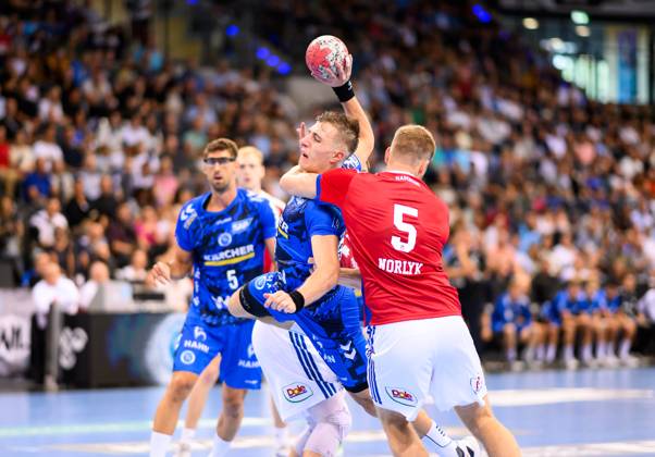 Simone Mengon TVB Stuttgart, 15 on the throw and in the grip of Oliver Norlyk Handball Sport Verein Hamburg, 05 , TVB Stuttgart vs Handball Sport Verein Hamburg, Handball, DAIKIN 1 Handball Bundesliga, 1 Matchday, Season 2025 2026, 31 08 2025 Eibner Pressefoto Andreas Ulmer TVB Stuttgart vs Handball Sport Verein Hamburg, Handball, DAIKIN 1 Handball Bundesliga, 1 Matchday, Season 2025 2026, 31 08 2025 Stuttgart Copyright: xEibner-Pressefoto AndreasxUlmerx EP_AUR