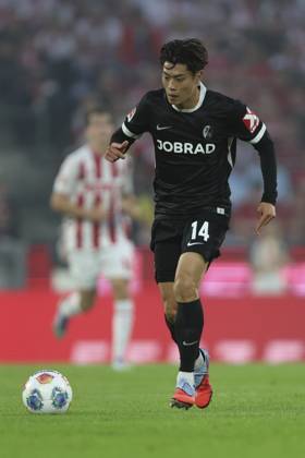 Yuito Suzuki SC Freiburg in action, on the ball, individual action during the Bundesliga match between 1 FC Köln and Sport Club Freiburg, RheinEnergieSTADION on August 31, 2025 in Cologne, Germany Photo by Oliver Kaelke DeFodi Images Yuito Suzuki SC Freiburg controls the ball during the Bundesliga match between 1 FC Köln and Sport Club Freiburg at RheinEnergieSTADION on August 31, 2025 in Köln, Germany Photo by Oliver Kaelke DeFodi Images DFL regulations prohibit any use of photographs as image sequences and or quasi video Photo by Oliver Kaelke DeFodi Images