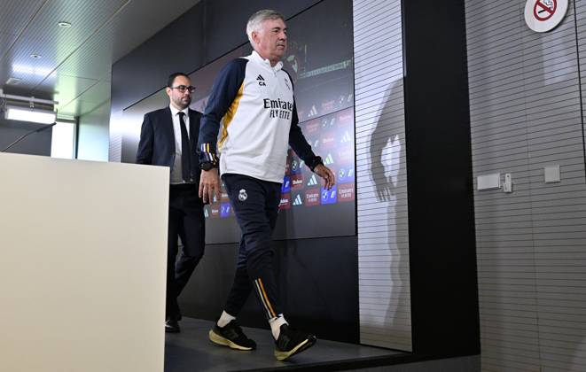 Training session of Real Madrid MADRID, SPAIN - SEPTEMBER 29: Head coach of Real Madrid, Carlo Ancelotti (R) speaks to press during a training session ahead of La Liga week 8 soccer match between Real Madrid and Girona, at Ciudad Real Madrid in Madrid, Spain on September 29, 2023. Madrid Spain. Editorial use only. Please get in touch for any other usage. Copyright: x2025xAnadoluxBurakxAkbulutx