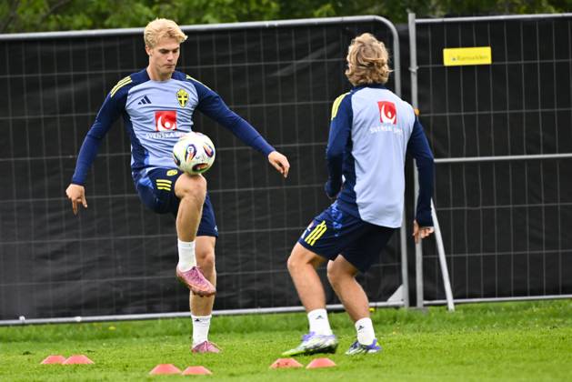 STOCKHOLM, SWEDEN 20250901 Swedish national team captain Jon Dahl Tomasson and players Lucas Bergvall, Sebastian Nanasi and Anthony Elanga during a training session as the Swedish men s national team gathers for upcoming World Cup qualifiers against Slovenia and Kosovo STOCKHOLM SWEDEN x10040x  Copyright: xAndersxWiklund TTx NATIONAL FOOTBALL TEAM COLLECTION
