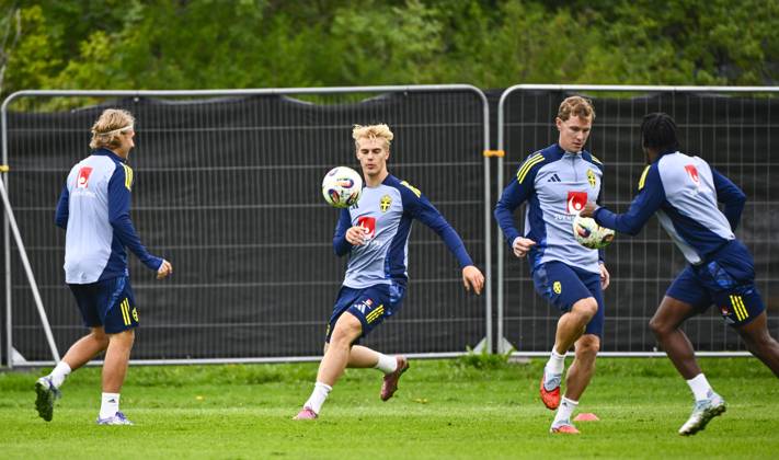 STOCKHOLM, SWEDEN 20250901 Swedish national team captain Jon Dahl Tomasson and players Lucas Bergvall, Sebastian Nanasi and Anthony Elanga during a training session as the Swedish men s national team gathers for upcoming World Cup qualifiers against Slovenia and Kosovo STOCKHOLM SWEDEN x10040x  Copyright: xAndersxWiklund TTx NATIONAL FOOTBALL TEAM COLLECTION