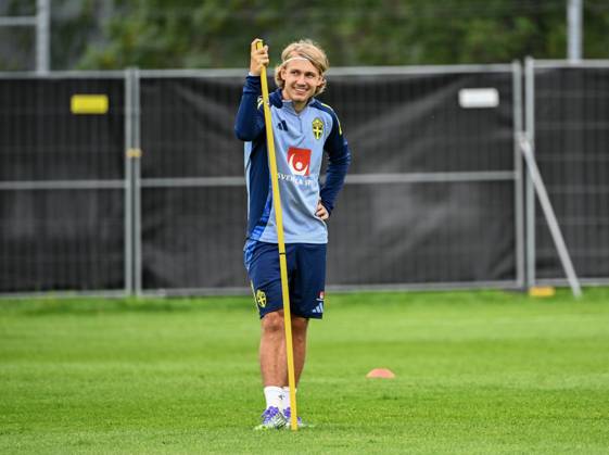 STOCKHOLM, SWEDEN 20250901 Swedish national team captain Jon Dahl Tomasson and players Lucas Bergvall, Sebastian Nanasi and Anthony Elanga during a training session as the Swedish men s national team gathers for upcoming World Cup qualifiers against Slovenia and Kosovo STOCKHOLM SWEDEN x10040x  Copyright: xAndersxWiklund TTx NATIONAL FOOTBALL TEAM COLLECTION