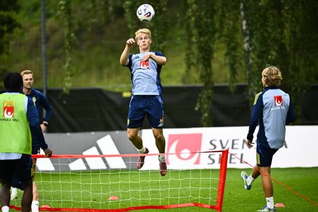 STOCKHOLM, SWEDEN 20250901 Swedish national team captain Jon Dahl Tomasson and players Lucas Bergvall, Sebastian Nanasi and Anthony Elanga during a training session as the Swedish men s national team gathers for upcoming World Cup qualifiers against Slovenia and Kosovo STOCKHOLM SWEDEN x10040x  Copyright: xAndersxWiklund TTx NATIONAL FOOTBALL TEAM COLLECTION