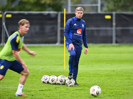 STOCKHOLM, SWEDEN 20250901 Swedish national team captain Jon Dahl Tomasson and players Lucas Bergvall, Sebastian Nanasi and Anthony Elanga during a training session as the Swedish men s national team gathers for upcoming World Cup qualifiers against Slovenia and Kosovo STOCKHOLM SWEDEN x10040x  Copyright: xAndersxWiklund TTx NATIONAL FOOTBALL TEAM COLLECTION