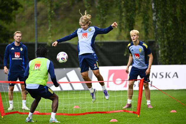 STOCKHOLM, SWEDEN 20250901 Swedish national team captain Jon Dahl Tomasson and players Lucas Bergvall, Sebastian Nanasi and Anthony Elanga during a training session as the Swedish men s national team gathers for upcoming World Cup qualifiers against Slovenia and Kosovo STOCKHOLM SWEDEN x10040x  Copyright: xAndersxWiklund TTx NATIONAL FOOTBALL TEAM COLLECTION