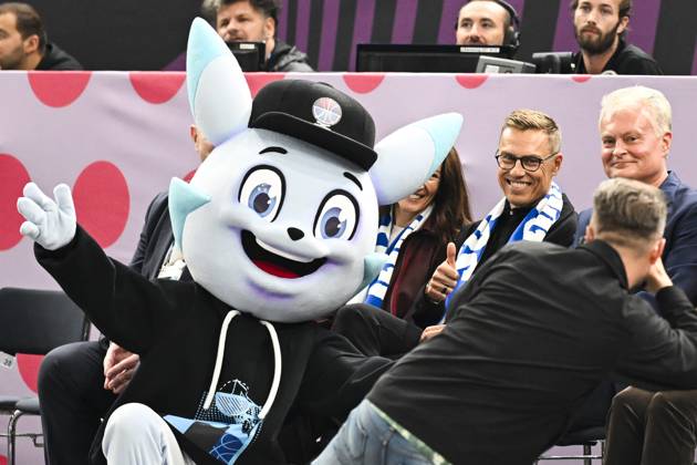 Finland s President Alexander Stubb and his wife Suzanne Innes Stubb, right, with the mascot courtside before the match between Finland and Lithuania in the European Basketball Championship at Nokia Arena in Tampere, Finland on September 1 2025 TAMMERFORS FINLAND x10070x Copyright: xJessicaxGow TTx EURO BASKETBALL FINLAND-LITHUANIA