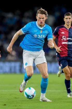 Scott McTominay of SSC Napoli in action during the Serie A match between SSC Napoli and Cagliari Calcio at Stadio Diego Armando Maradona Naples Italy on 30 August 2025. Naples Stadio Diego Armando Maradona Naples Italy Copyright: xPhotoxGoalxPixx SP24-1230-029