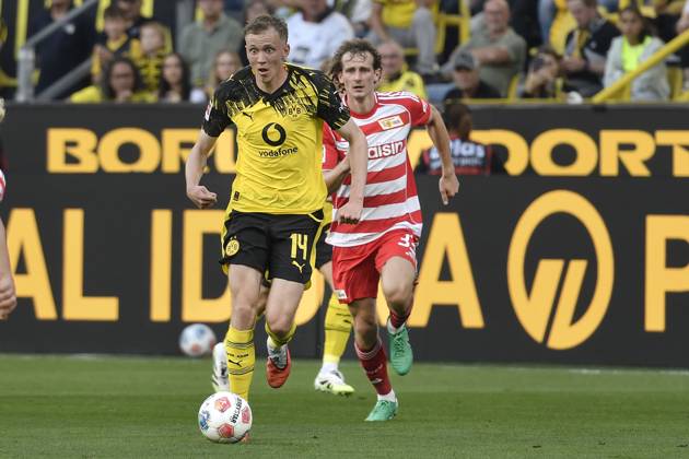v li fighting for the ball Maximilian Beier Dortmund 14 Alex Král Berlin 33 31 08 2025 Football Borussia Dortmund vs 1 FC Union Berlin, Signal Iduna Park, Dortmund, DFB DFL REGULATIONS PROHIBIT ANY USE OF PHOTOGRAPHS AS IMAGE SEQUENCES AND OR QUASI VIDEO Copyright: xpepphotox xSaschaxWeizx pep00321, pep_20250831_hm_14259