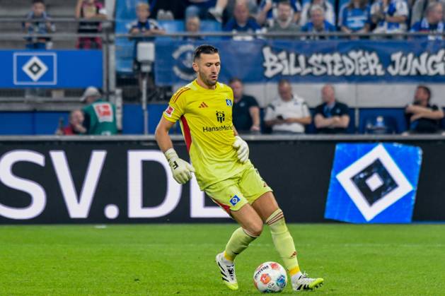Heuer Fernandes Daniel HSV on the ball Germany , Hamburg , Volksparkstadion , Football , 1 Bundesliga , Hamburger SV FC St Pauli