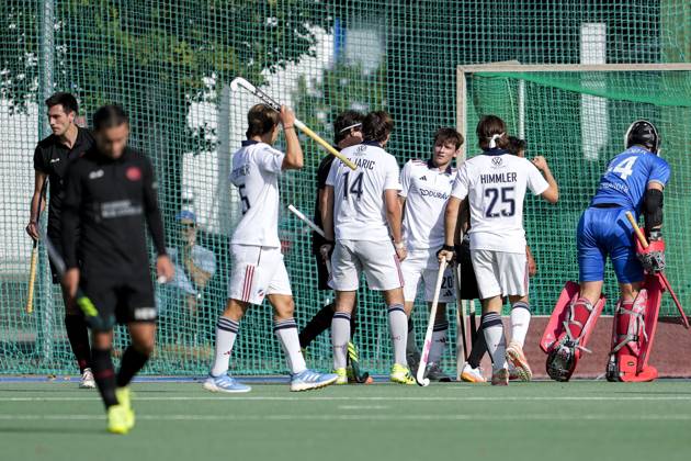Players of Mannheimer HC MHC , celebrate the goal, celebrate the goal, goal, celebration, cheer, cheers about the goal, rejoicing, joy, rejoices, optimistic, positive, game scene, highlight, action, 06 09 2025, Mannheim Germany , Hockey, 1 Bundesliga, Men, Mannheimer HC Gladbacher HTC xozx