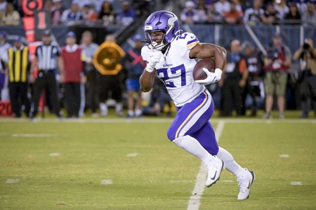 Minnesota Vikings running back Jordan Mason (27) runs the ball during the first quarter against the Chicago Bears at Soldier Field in Chicago on Monday, September 8, 2025.  CHI20250908106 MARKxBLACK